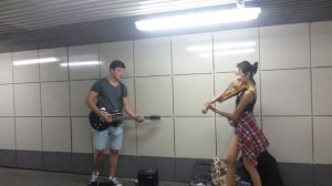 Скрипка и гитара в переходе