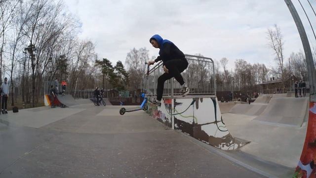 трюки на самокате - скейтпарк Кузьминки 20190418 смотреть онлайн