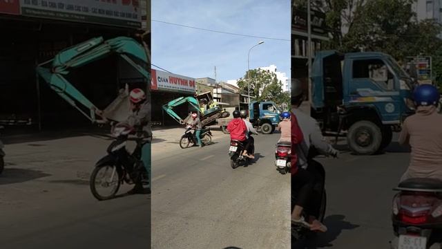 Трактор спускается с грузовика, Вьетнам. смотреть онлайн