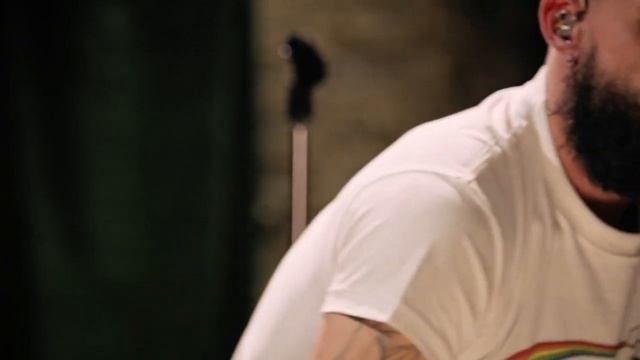 Сосед поёт, похож на IDLES как MTT 420 RR