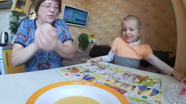 Навестили меня любимые / Играем с Маней / Маня пробует хурму смотреть онлайн
