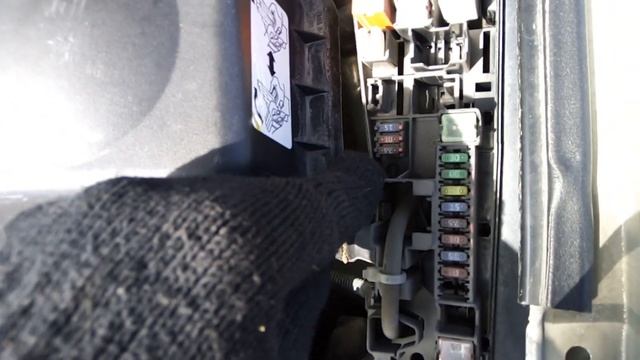 Замена предохранителя ближнего света фар Toyota Avensis 2003-2008 г. смотреть онлайн