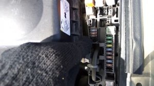 Замена предохранителя ближнего света фар Toyota Avensis 2003-2008 г.