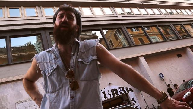 Scrittore per strada in Piazza Vittorio - Tour di Roma смотреть онлайн
