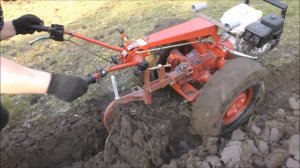 Мотоблок МТЗ Беларус 09Н и шины ОЗКА 7х12. Пахота переделанным плугом.