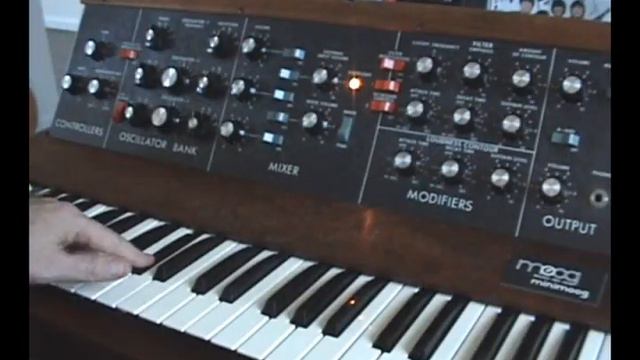 Minimoog vs. Drum Machine смотреть онлайн