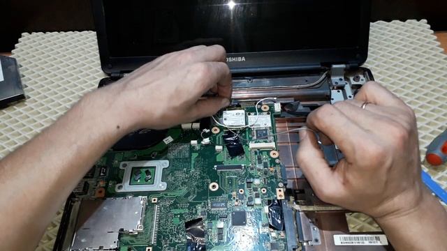Как разобрать и почистить ноутбук TOSHIBA Satellite L300 ???