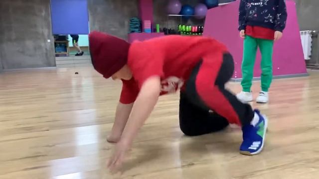Баттл учеников. Bboy Tirex (Харитон) vs Bgirl Lerach (Лера). Брейк Данс Красноярск смотреть онлайн
