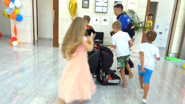 Diana and Roma have fun at Nikі's Birthday Party! смотреть онлайн