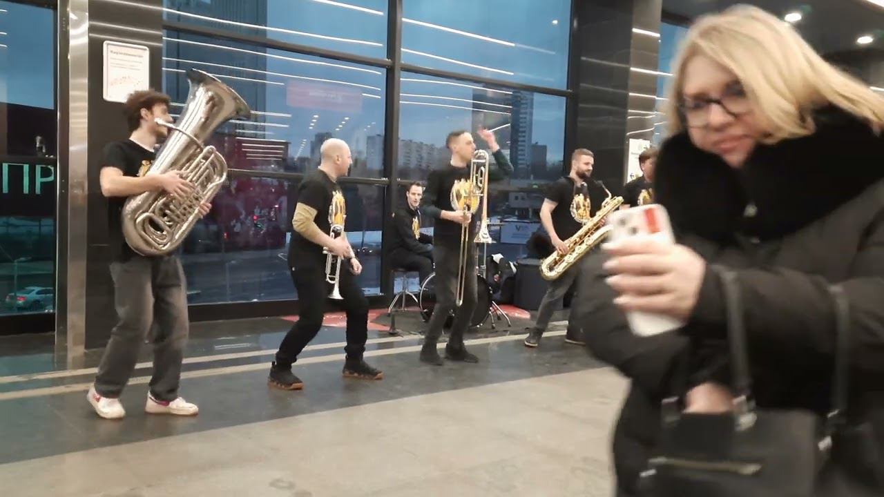 Brevis brass band отжигал мощно 3 февраля 2024г. в переходе метро Мичуринский проспект смотреть онлайн