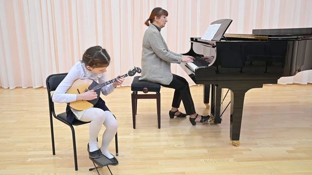 Остроухова Алена 11 лет (домра), А.Андреев "Вальс" смотреть онлайн