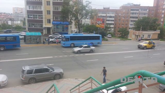 Бойцы ВДВ промчались с грохотом и флагами по центральным улицам Владивостока смотреть онлайн