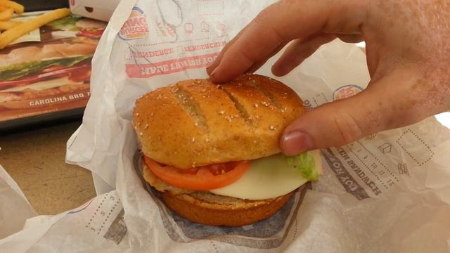 Unwrapping of the Burger King Italian Basil Chicken Sandwich смотреть онлайн