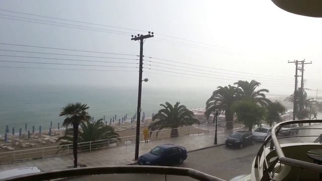 Тропический ливень в Неа Калликратии (Греция) смотреть онлайн