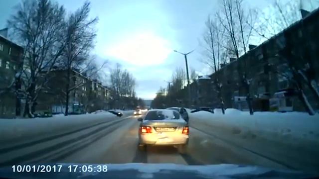 В Златоусте легковушку занесло в скользкой колее смотреть онлайн