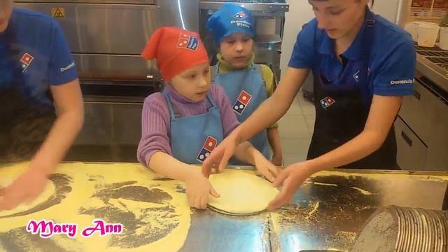 Mary Ann - готовим пиццу Барбекю BBQ в Domino's Pizza смотреть онлайн