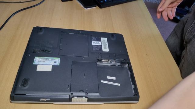 How to replace Battery, RAM, HDD and CPU/CPU cooler in the Fujitsu Siemens Amilo M 7400 laptop смотреть онлайн