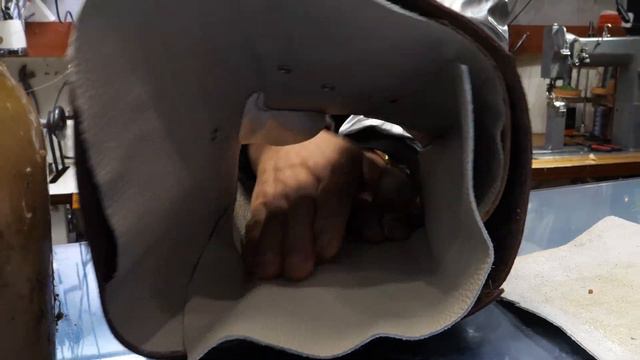 50년 경력 장인이 등산화 만드는 과정. 한국의 수제 등산화 연구실 / Amazing Korean handmade hiking shoe lab смотреть онлайн