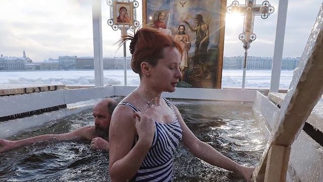 Крещение Господне 2021 год. Какого числа начинается купание и что нужно знать о купании в проруби? смотреть онлайн