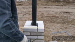 Кладка колонны силикатным кирпичом.