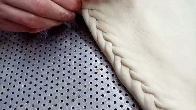 Красиво защипать пирог.