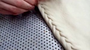 Красиво защипать пирог.