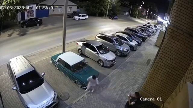 Парни, прыгавшие на чужом авто на парковке в Семее, записали видео с извинениями смотреть онлайн