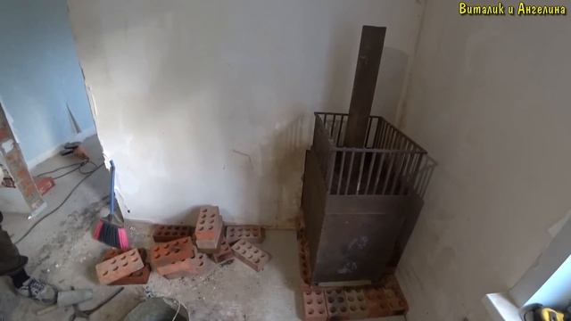 УСТАНОВКА ПЕЧКИ / ВЫДОЛБИЛ ОТВЕРСТИЕ В СТЕНЕ / ОБЛОЖИЛ ПЕЧКУ КИРПИЧОМ / АНГЕЛИНА ПОЖАРИЛА БЛИНОВ смотреть онлайн