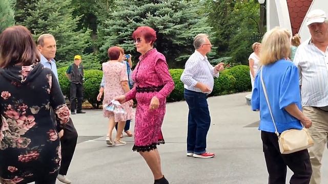 ВЕЧЕР ОПЯТЬ, ТЫ В СИРЕНЕВОМ ПЛАТЬЕ! ТАНЦЫ ХАРЬКОВ УКРАИНА ИЮЛЬ 2023 смотреть онлайн