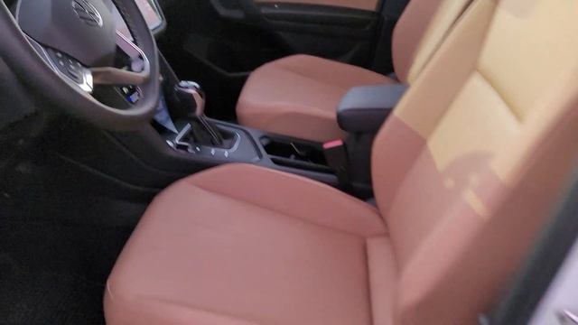 Quick look at Cinnamon leatherette interior in a Pure White 2022 VW Tiguan SE FWD смотреть онлайн