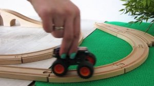 Монстр Трак на гоночном треке - Сюрприз Хот Вилс. Видео с игрушками