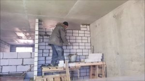 кладка кирпичной перегородки на ребро под плитами перекрытия.