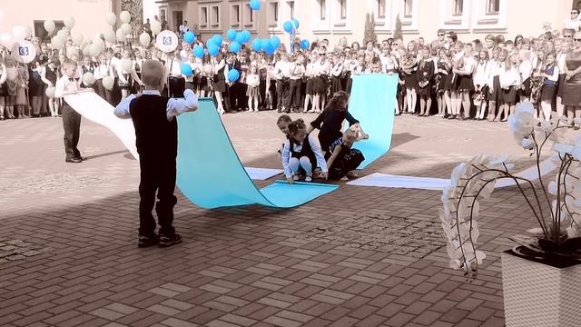 Школьная линейка 1 сентября | Детский флешмоб | Танец с полотнами [Студия Отражение - VideoReflex] смотреть онлайн