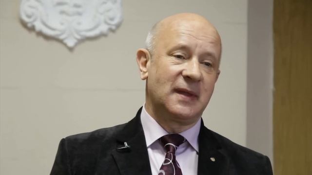 Сергей Курганский читает стихотворение «Это было у моря...» Игоря Северянина смотреть онлайн