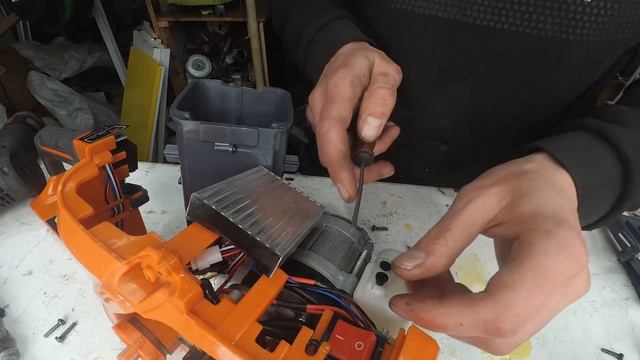 Аккумуляторная пила Rupez RCS-40Li протекает масло!! Проблема новой пилы! смотреть онлайн