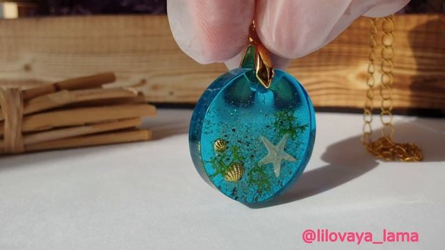 Украшение из ювелирной смолы 