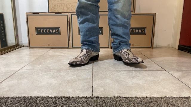 The Bryce Python Try-on - Tecovas смотреть онлайн