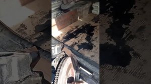 Как зафиксировать маховик, что б открутить болты, его крепления