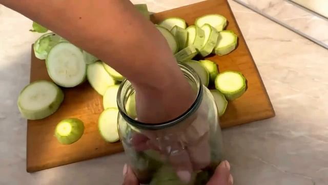 ЗАКАТАЙ НА ЗИМУ 50 Банок Таких Кабачков ВСЕ РАВНО НЕ ХВАТИТ! Кабачки с Пражским маринадом смотреть онлайн