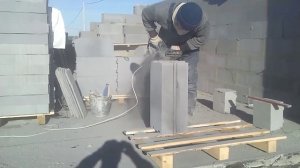 Резка пеноблока цепной пилой.