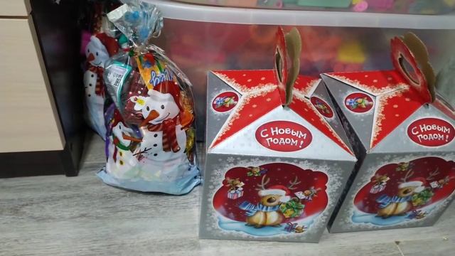 VLOG/Распаковка подарков от Деда Мороза/Что нам подарили на Новый год смотреть онлайн