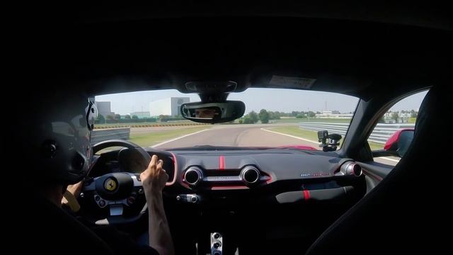 Ferrari 812 Superfast | 800 CV e 340 all’ora sulla V12 più veloce che c'è! смотреть онлайн