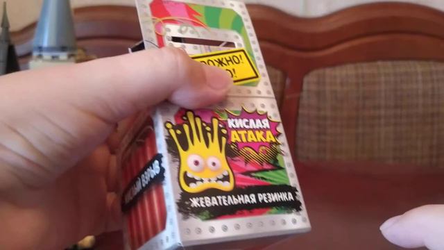 Распаковка жевательной резинки "Кислая атака" смотреть онлайн