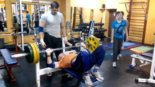 Лаухин Федор жим штанги лёжа 100 кг. на 27 раз. С недожимом. смотреть онлайн