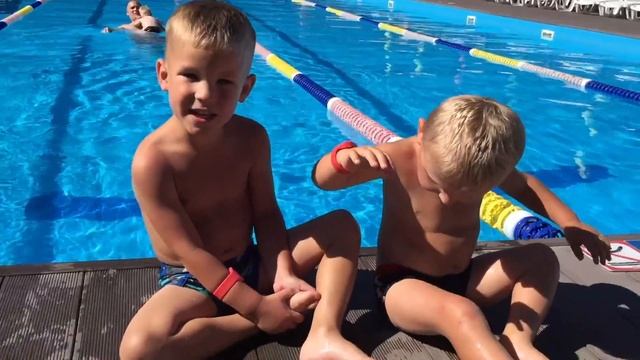 КАК МОЖНО ВЕСЕЛО ПРОВЕСТИ ВРЕМЯ В БАССЕЙНЕ С ДЕТЬМИ! смотреть онлайн