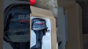 Краткий обзор распаковки лодочного мотора Гладиатор 9.8