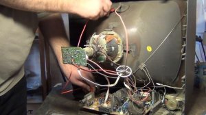 Как безопасно снять присоску анода кинескопа.