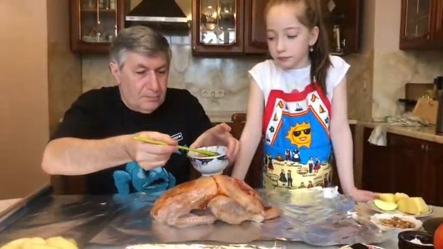 Утка с ананасами яблоками и черносливом смотреть онлайн