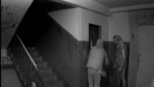 Пьяные гопники ломают лифт