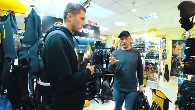 Покупаю ЛАСТЫ для Фридайвинга и Подводной Охоты. Техника Гребка в ЛАСТАХ. Сушка гидрокостюма. ДЕНЬ 2 смотреть онлайн